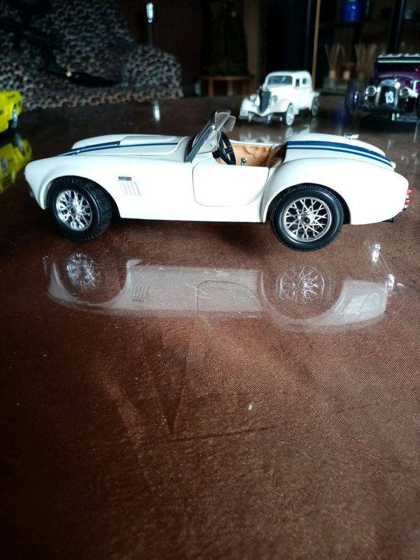 1;24 Die-Cast Cobra 427 for sale R350. Call Paul Cell 0794954164 or W-app me.