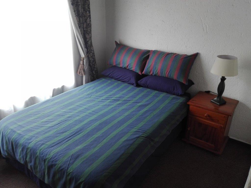 Furnished bedroom in 3 bed furnished apartment in Paulshof for rent