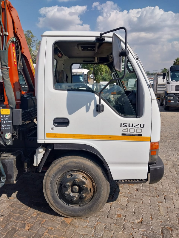 Isuzu npr 400 crane truck in a mint condition for sale at an affordable amount