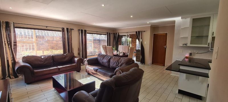 A beautiful 3 bedroom cluster unit in sought after Meyersdal!