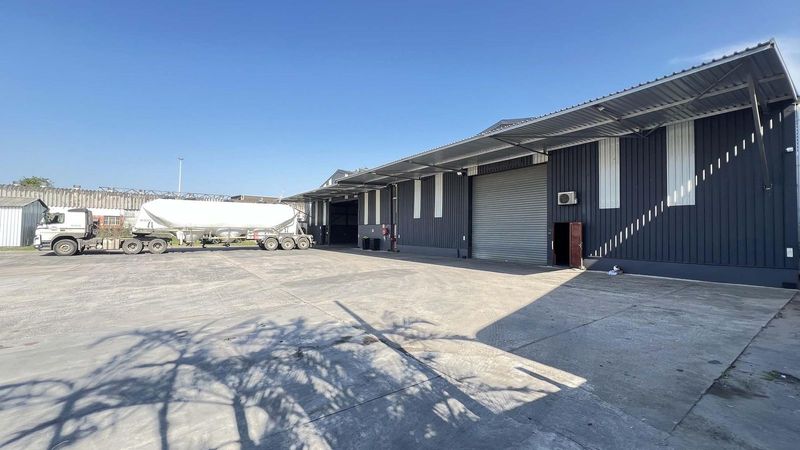 LARGE WAREHOUSE FOR SALE WITH YARD CLOSE TO FREEWAY