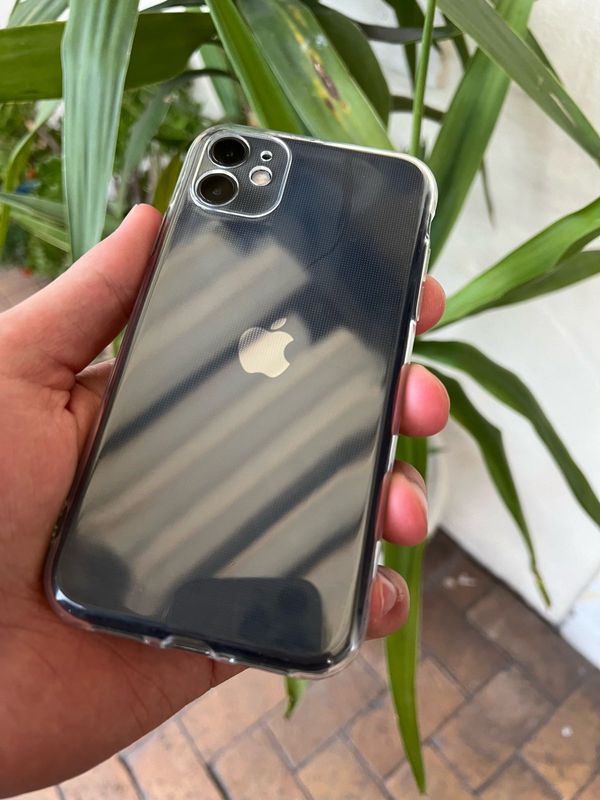 iPhone 11 (VERY GOOD CONDITION)