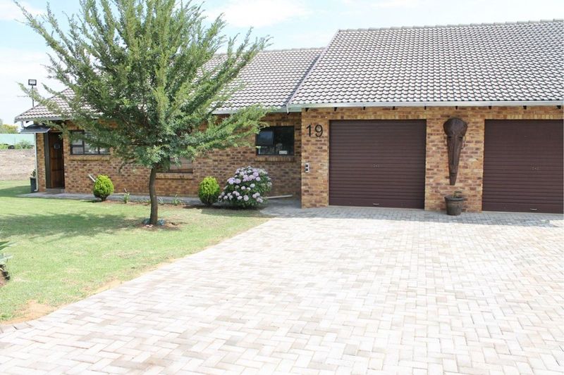 Low maintenance luxurious two bedroom house large flatlet and four garages for sale in Deneysville