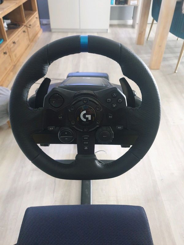 Logitech G923 steering wheel &#43; red bull racing seat from Playseat