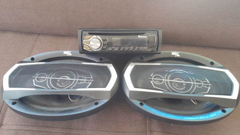 Pioneer  CD player and USB  with 2x Star sound  500w Speaker R600