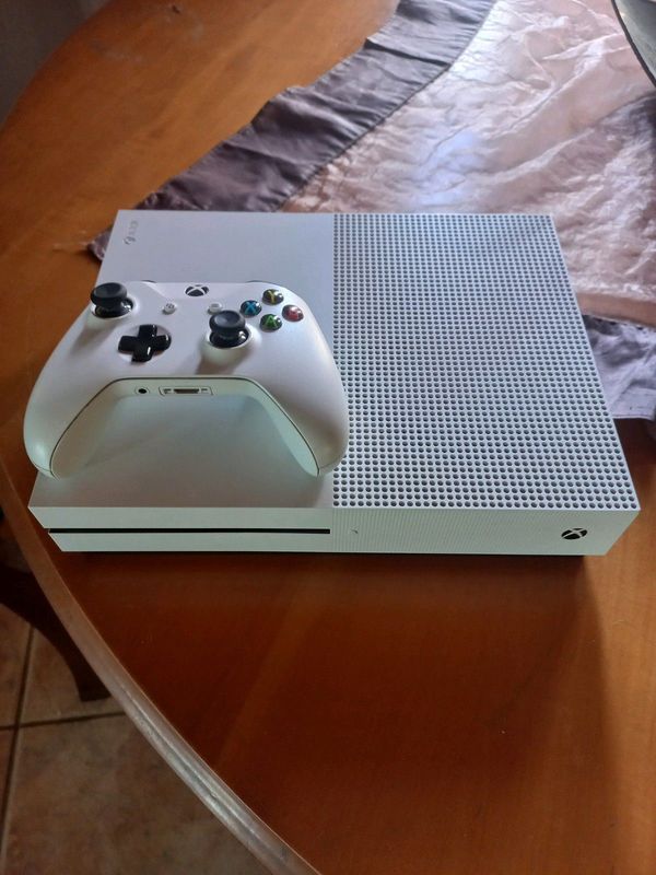 Xbox One S 1TB, WITH 6 GAMES