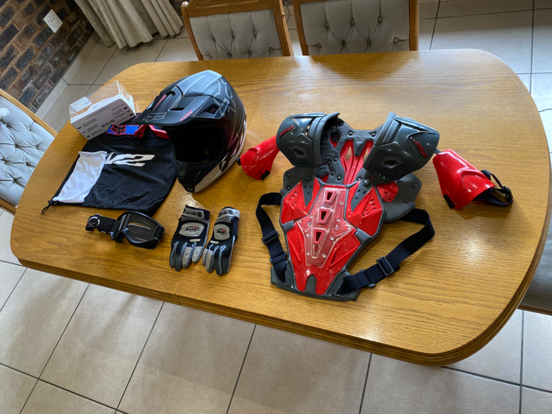 Helmet, chest protector, 2x pairs of goggles, gloves