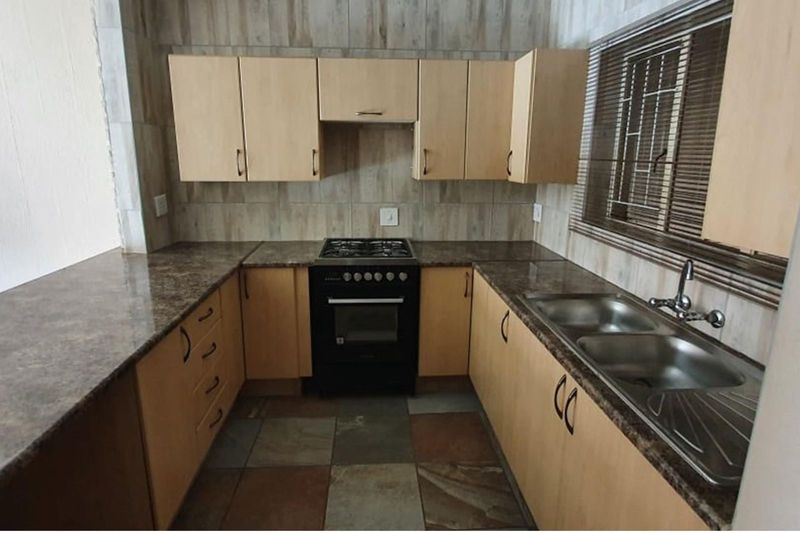 TO RENT - PET FRIENDLY 2 BEDROOM DUPLEX IN SECURE COMPLEX CLOSE TO SCHOOLS AND EAST RAND MALL
