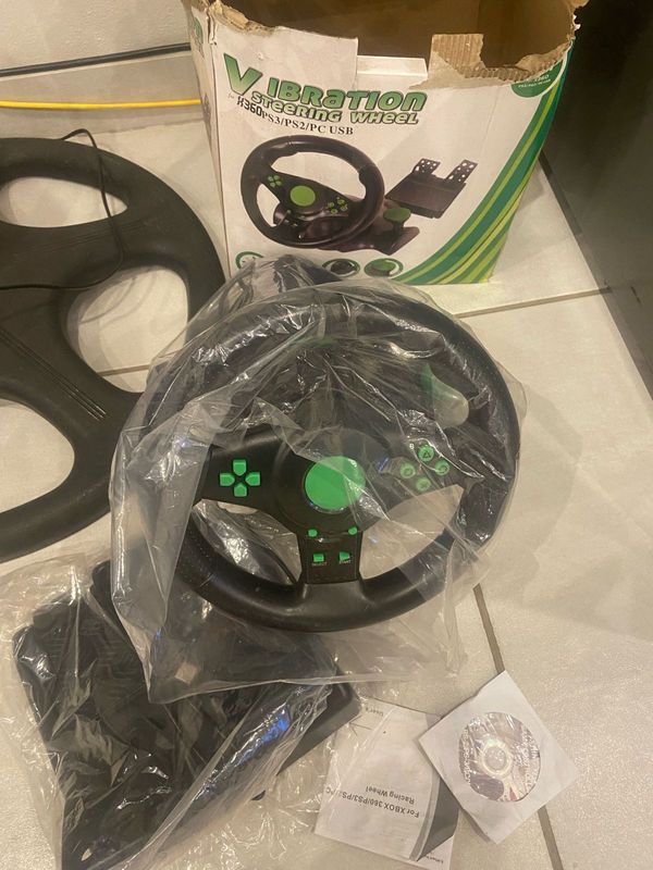 Multifunction vibration steering wheel and 19 Xbox 360 games