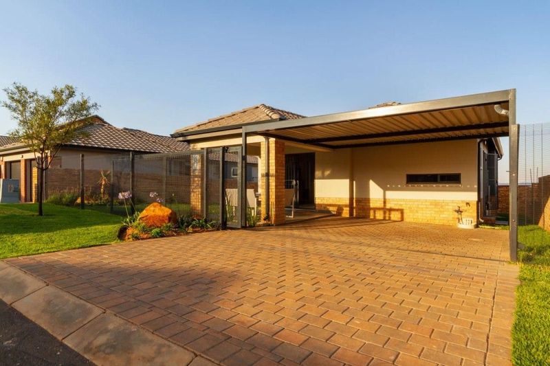 House in Roodepoort For Sale