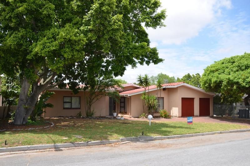 BEAUTIFUL AND SPACIOUS FOUR BEDROOM HOME WITH LARGE TV/BRAAI ROOM VERY CLOSE TO SCHOOLS