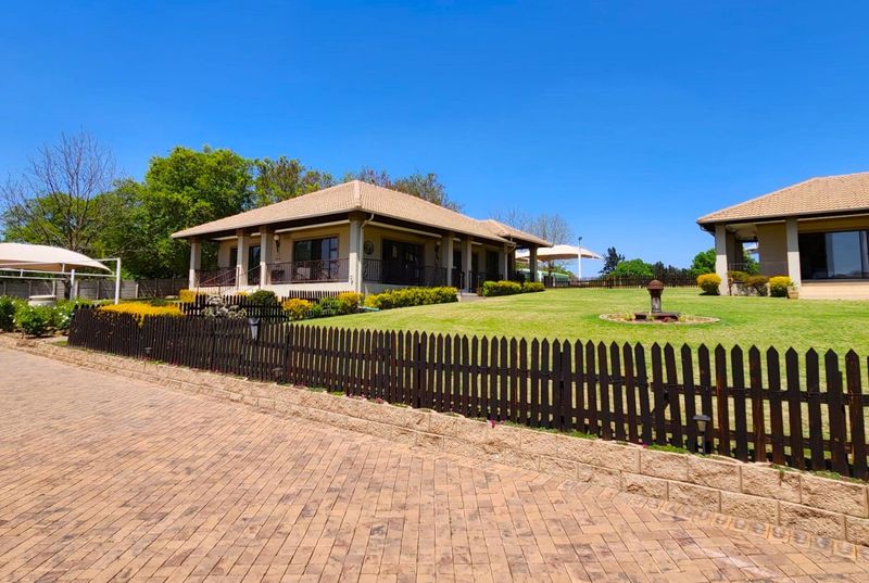 5 residential Dwellings situated on the Vaal River