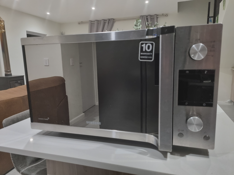 Samsung 45L 900W Microwave with Convection and Grill (Costs R6500 brand new)