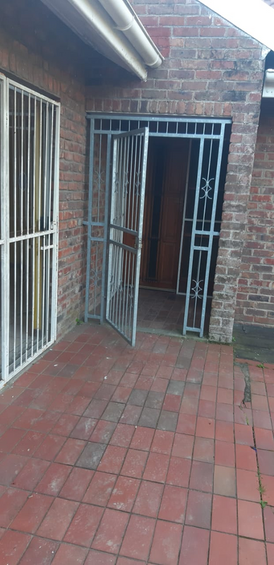 2 Bedroom Flatlet available at Vincent Heights. R5500 per month. IMMEDIATE OCCUPATION.