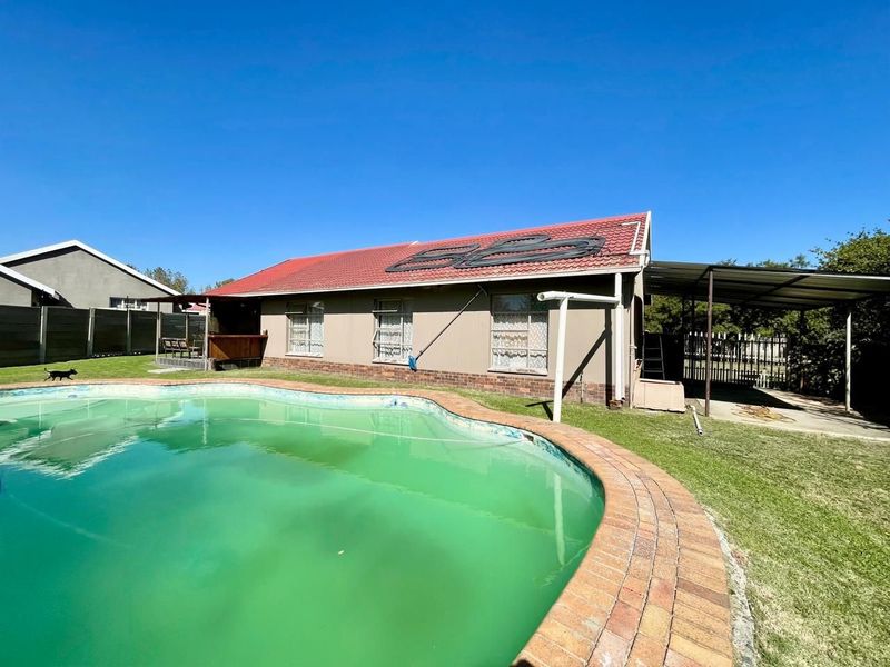 Three bedroom house plus swimming pool for sale in Secunda