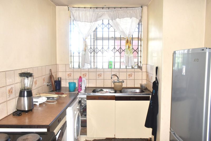 Investor&#39;s Dream: Spacious 3-Bedroom Apartment for Sale in Secure Building in Sunnyside, Pret...