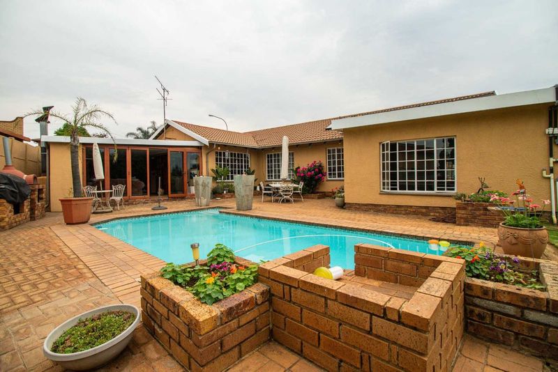 Stunning 3 Bedroom family home in gated neighbourhood consisting of only two streets!