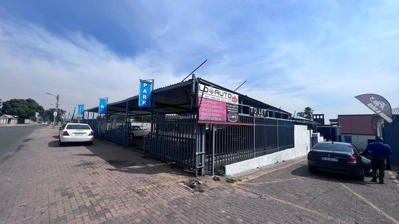 Cnr Amsterdam &amp; Adderley Street | Prime Dealership Space to Let in Roodepoort