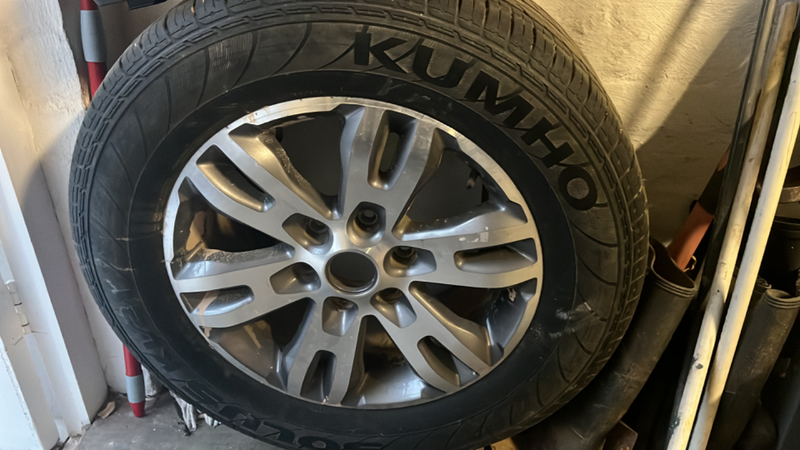 Ford Everest Spare rim and tyre