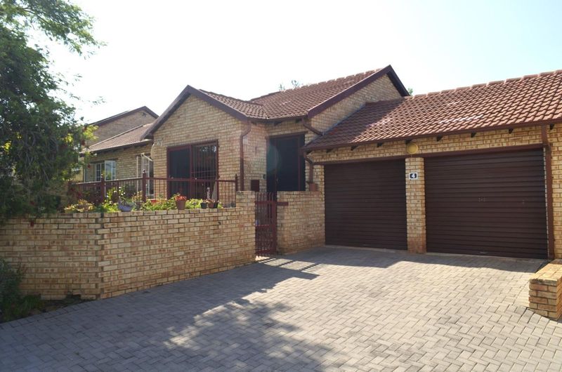 Townhouse For Sale in Kyalami Hills, Midrand