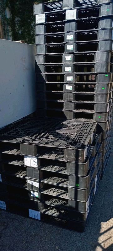 1x1m plastic pallets for sale still in good condition