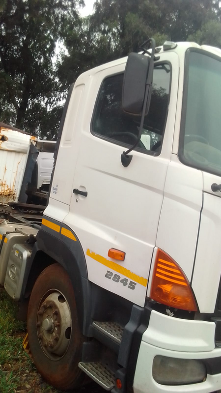 Hino 700  truck stripping/Buy complete as is(Wiring stolen)
