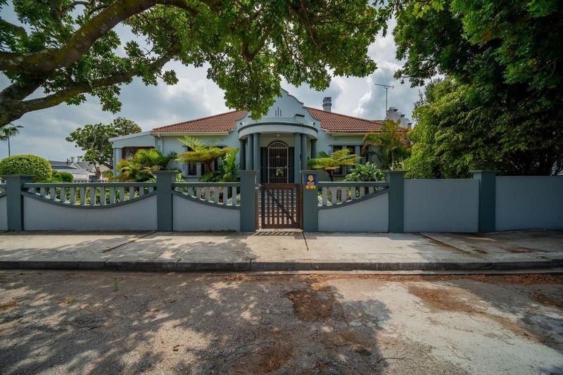 Exquisite 3 Bedroom Family Residence Adjacent to Grey High School