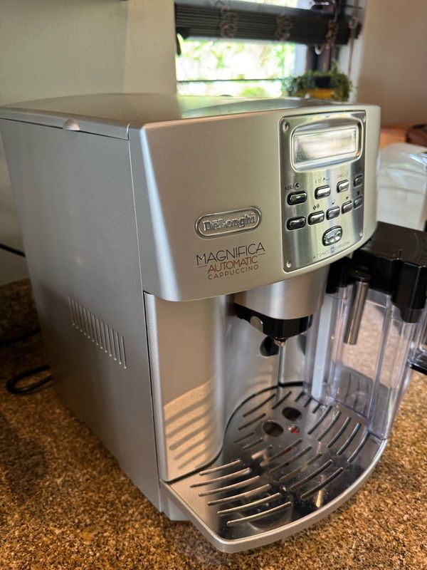 Delonghi Magnifica Cappuccino machine