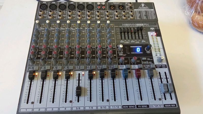 Behringer Xenyx no1222 fx mixer