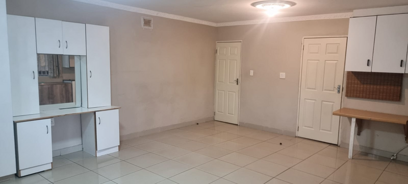 Neat &amp; cosy bachelor unit for rent in Merebank area.(Immediate Occupation)