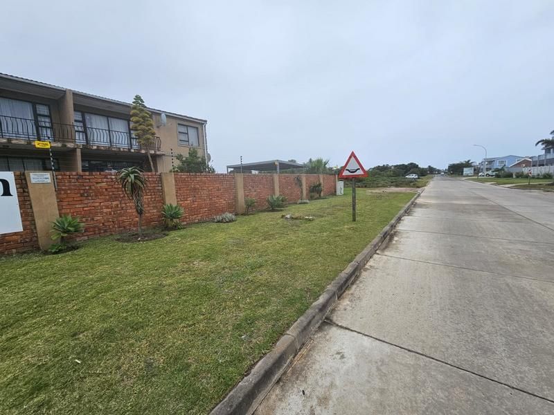 2 Bedroom Lock up and go for sale in Jeffreys Bay 400m from the beach &amp; seekoei river