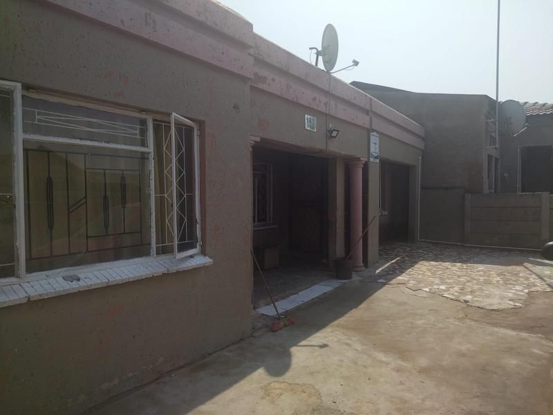 House for sale in Tembisa Lifateng