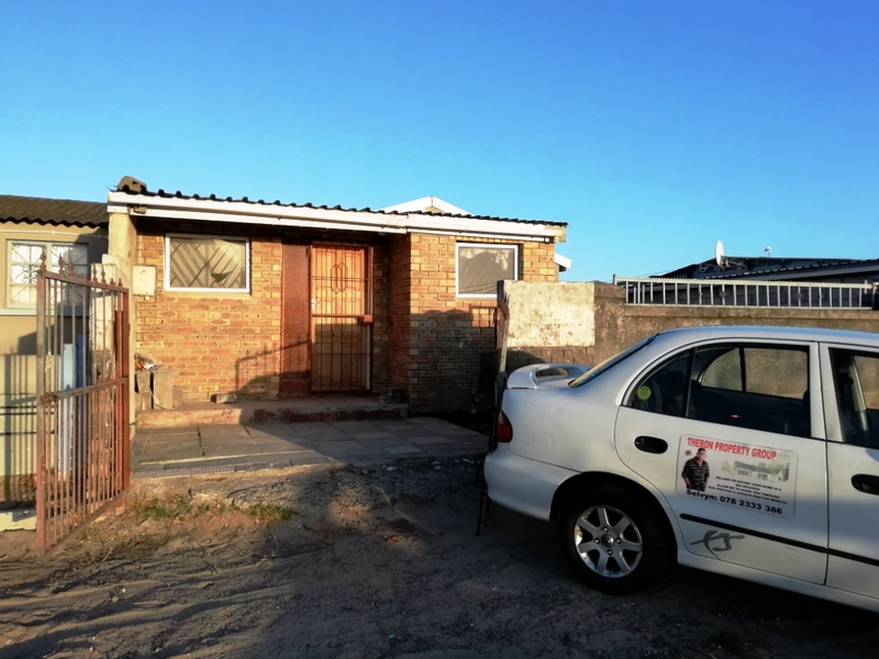 CASH ONLY!!!3 Bedroom home with 3 additional living quarters for sale in Gugulethu. R430 000