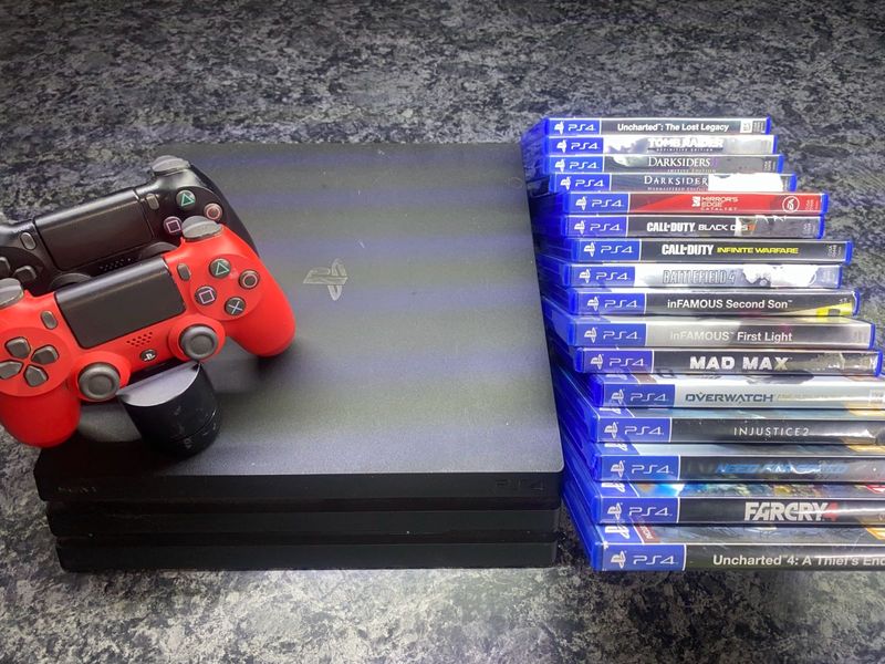 Ps4 pro &#43; 2 controllers &#43; controller charger &#43; 16 games