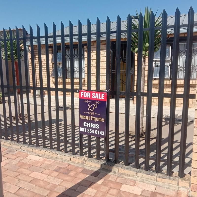 A modern property with grand ambient entrance deep in Soweto Suburbs. It is well within all the m...