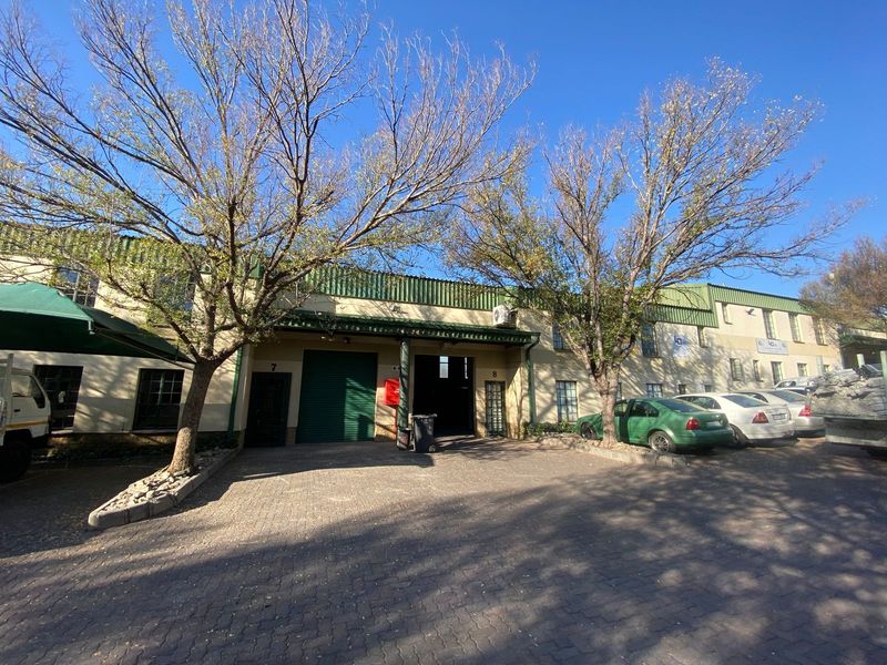 400m² Commercial To Let in Halfway Gardens at R26000.00 per m²