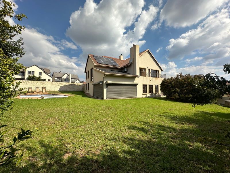 Large Home 4 Bedrooms in an Estate ...Off the grid