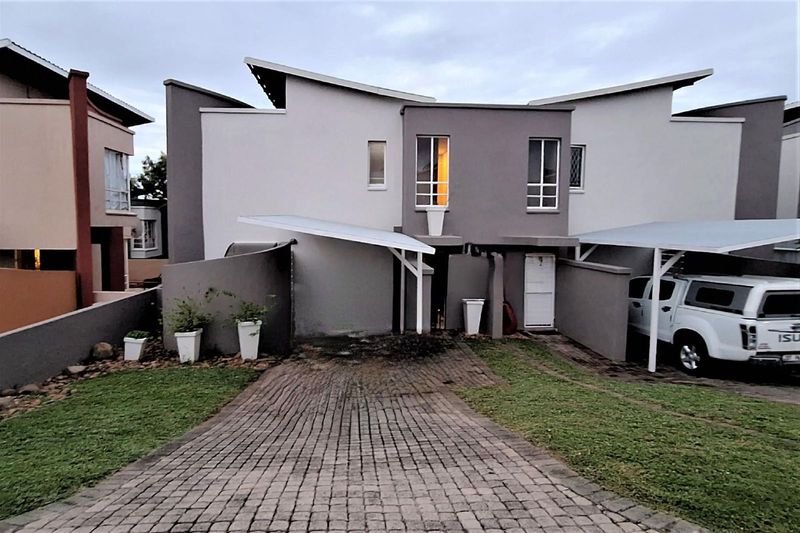 A Renovated Luxurious 2 bedroom, 2 bathroom Townhouse in the famous Golfview Estate
