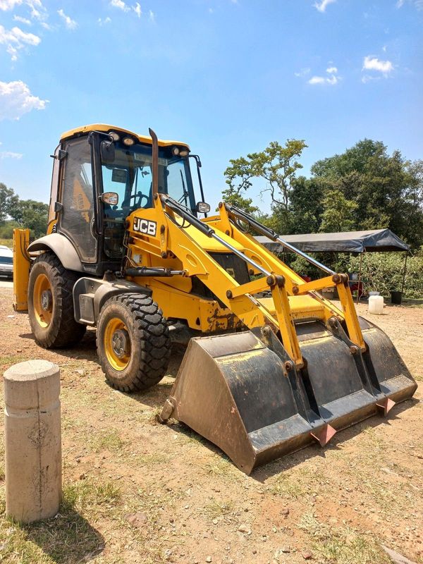 JCB TLB LOADER AVAILABLE FOR HIRE.