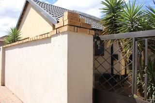 Three Bedroom House To Let in Kagiso Ext 9