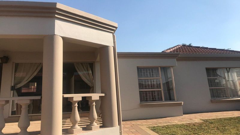 Home with a difference to rent at Waterkloof Estate