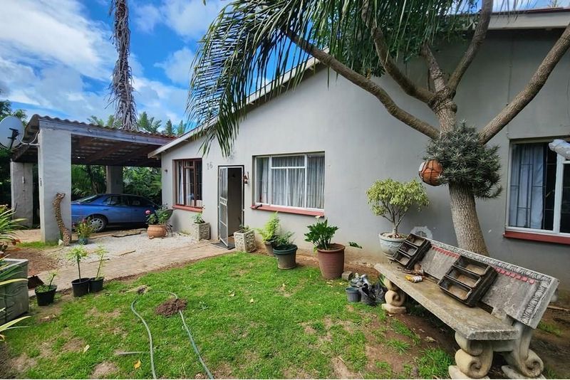 Discover Comfort in Humansdorp: 2-Bedroom Home with Study and Garage Awaits!