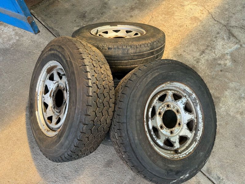 4x Nissan np300 rims and tyres