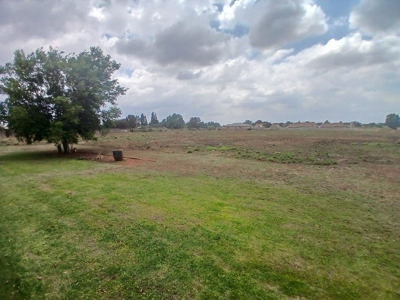 Vacant land in Kookrus.