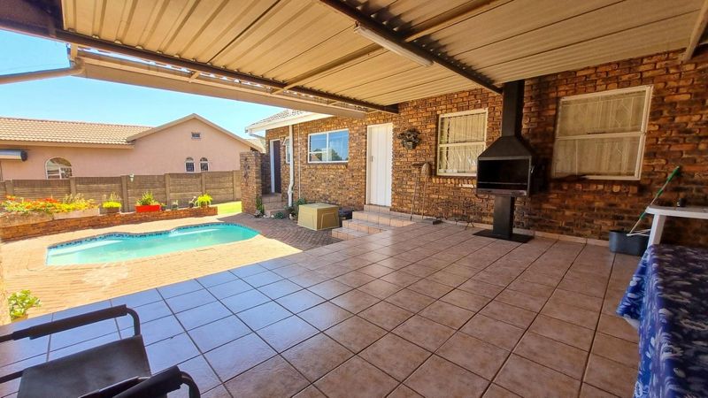 Charming 3-Bedroom Home with Pool in Dennesig