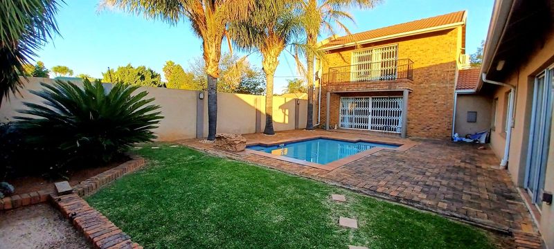 Luxurious double storey 4 bedroom family home up for grabs in the prestigious Dal Fouche!  R 1,615 0