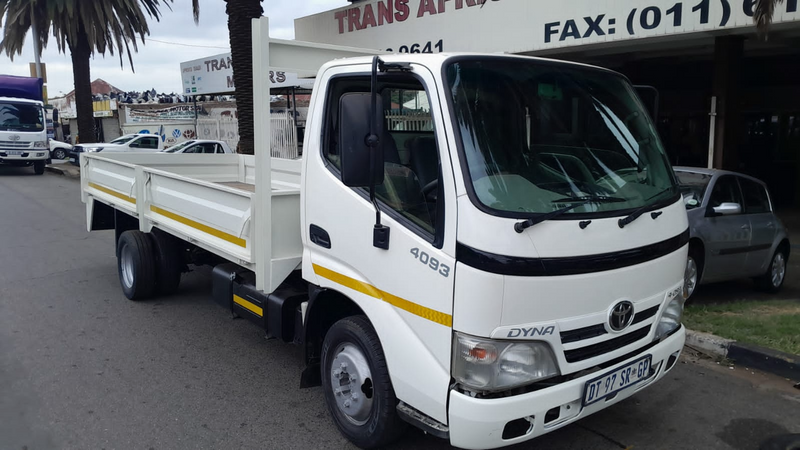 Toyota dyna 4093  dropside in a mint condition for sale at an affordable amount