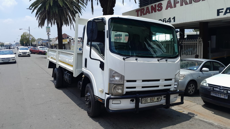 Isuzu npr400 dropside in a mint condition for sale at an affordable price