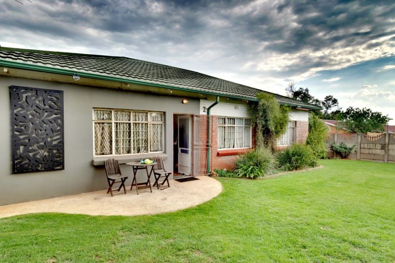 Spacious Family Haven in Florentia, Alberton: 3-Bedroom Oasis for Gatherings and Entertaining