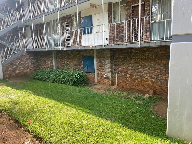 One Spacious Bedroom flat for Sale in Sunnyside Pretoria.( NO LOADSHEDDING)